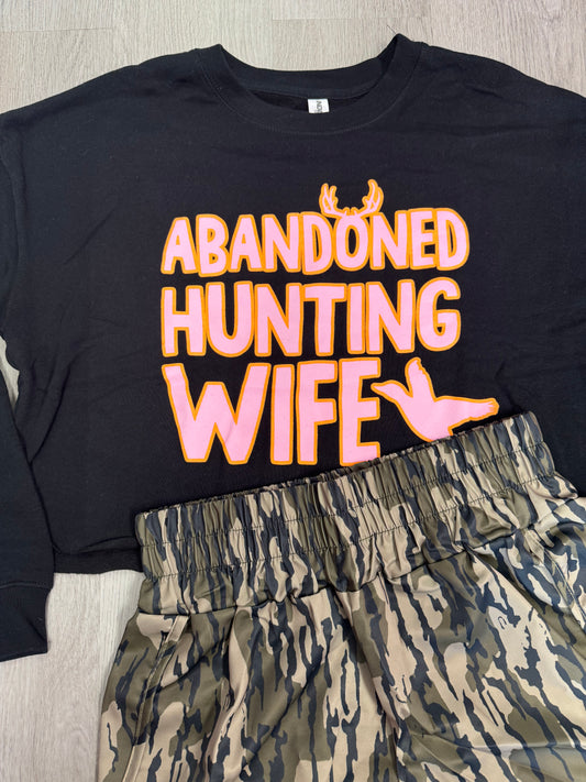 Abandoned Hunting Wife Cropped Sweatshirt